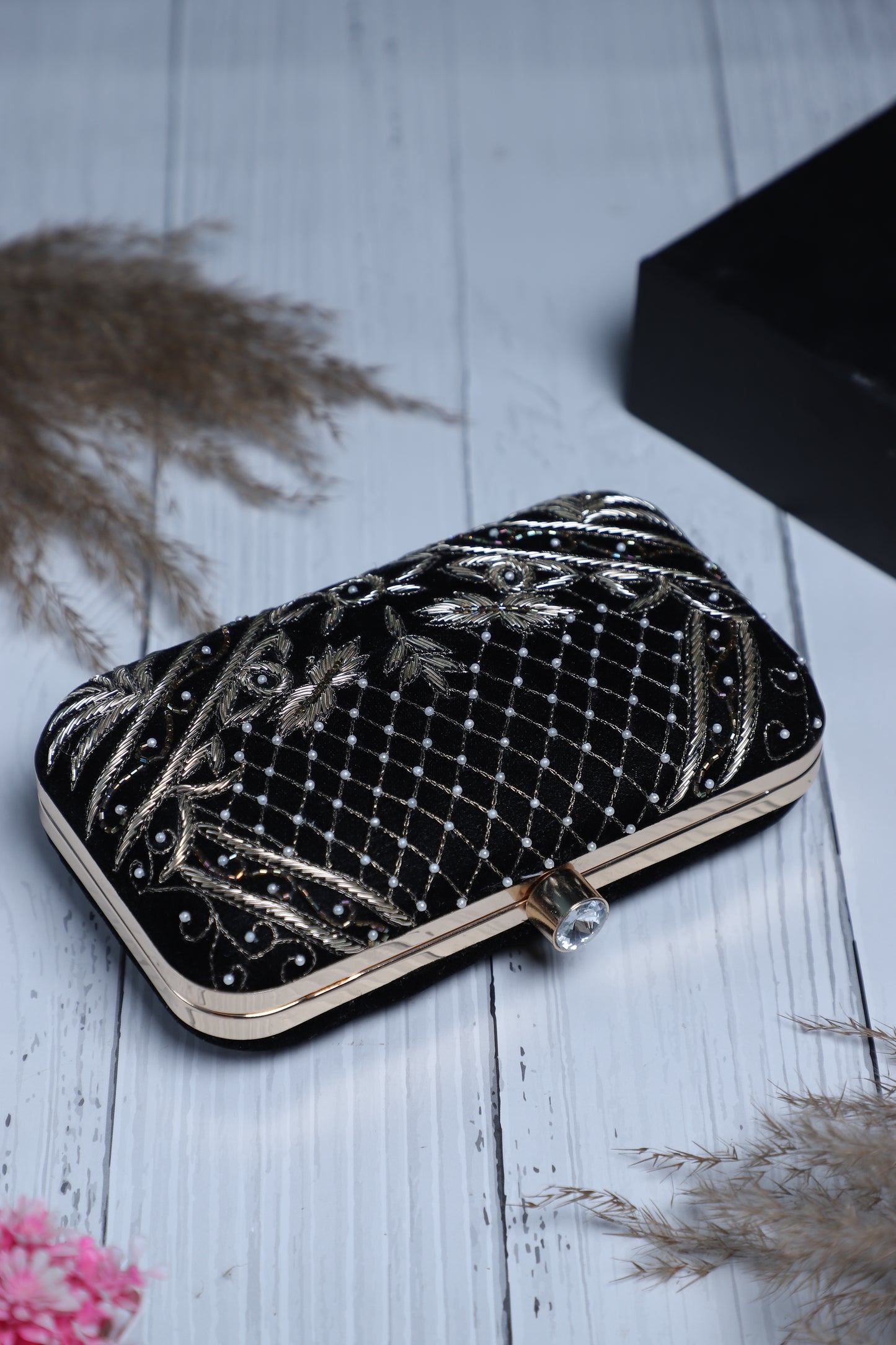 Casual embroidery black clutch